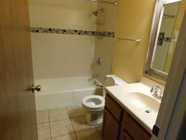 Building Photo - 2 Bed 1.5 Bath Townhome!