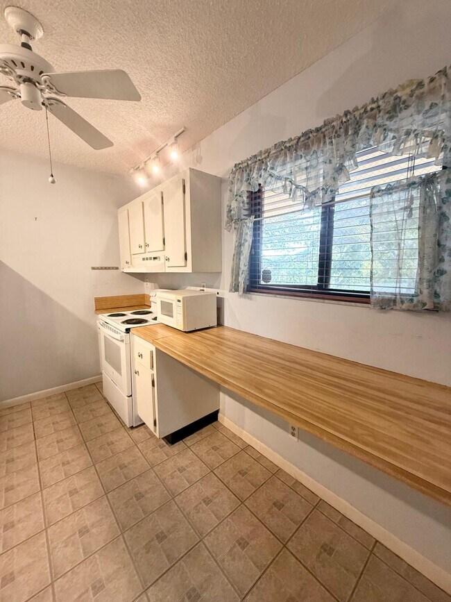 Building Photo - 930 SW 9th St Cir