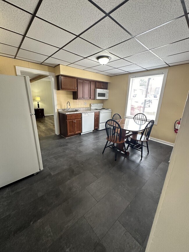 Building Photo - 906 Gompers Ave