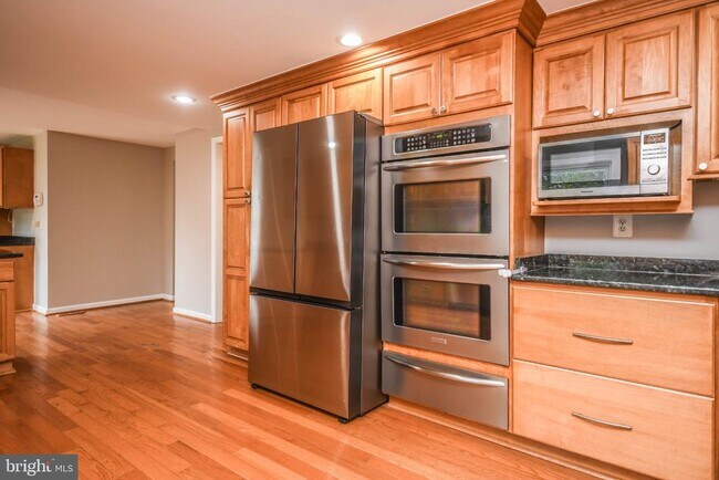 Building Photo - 9627 Locust Hill Dr