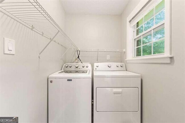 Building Photo - 3027 Lakeridge Dr SE