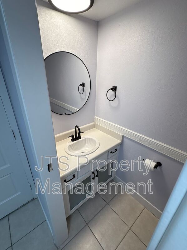 Building Photo - 45 Derow Ct