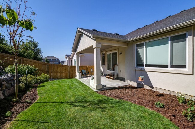 Building Photo - Beautiful "like new" home available for re...