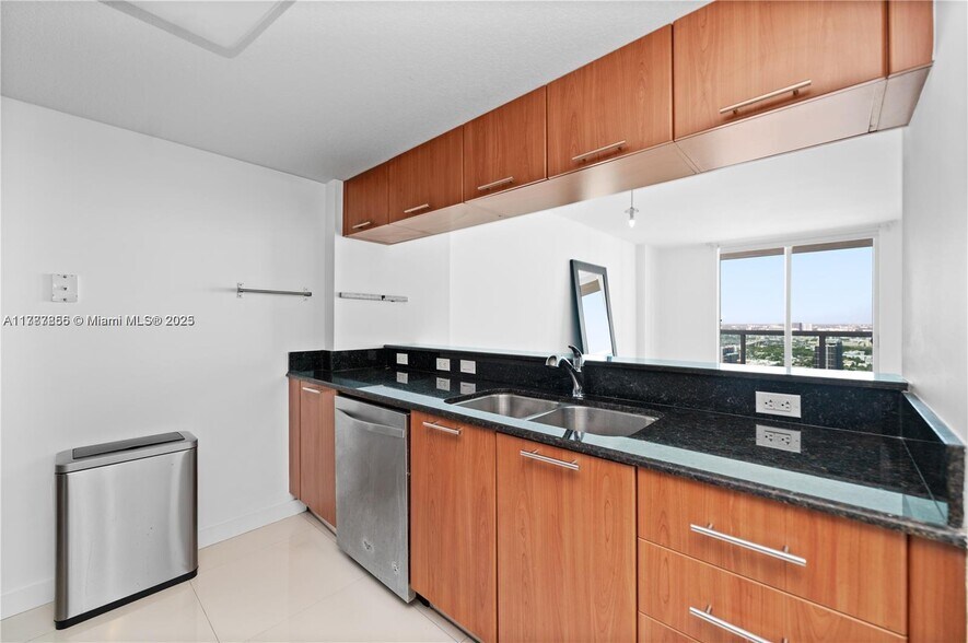 Building Photo - 1800 N Bayshore Dr