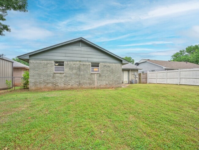 Building Photo - Cute home in Shawnee