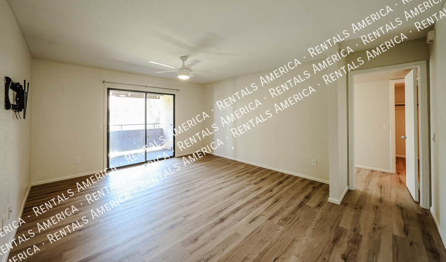 Building Photo - 2146 W Isabella Ave