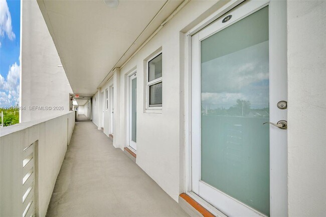 Building Photo - 1075 NE Miami Gardens Dr
