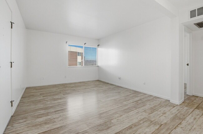 Building Photo - $1,295.95- 1 Bed, 1 Bath Condo in Denver with In Unit Washer/Dryer and Central AC!