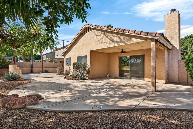 Building Photo - 1365 E Betsy Ln