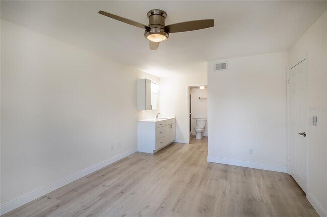 Building Photo - 2411 Gallery View Dr