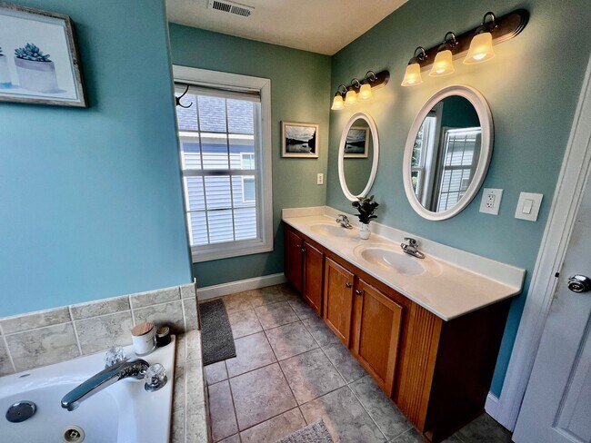 Building Photo - Charming Home Near Town Center VB with Large Primary Suite!