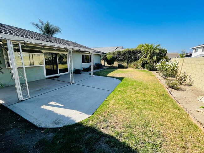 Building Photo - Beautiful Seal Beach home in quite neighbo...