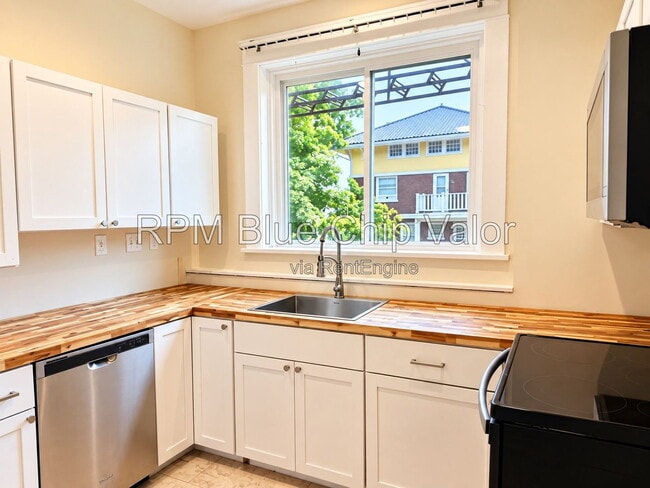 Building Photo - 2515 Hackberry St