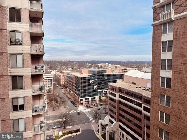 Building Photo - 851 N Glebe Rd