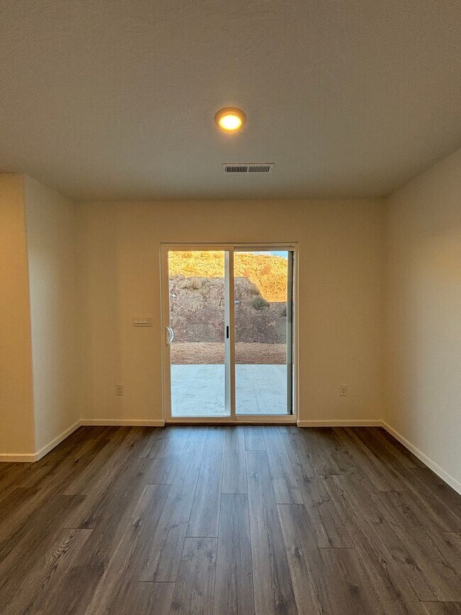 Building Photo - DR. HORTON Townhome in Long Valley!!