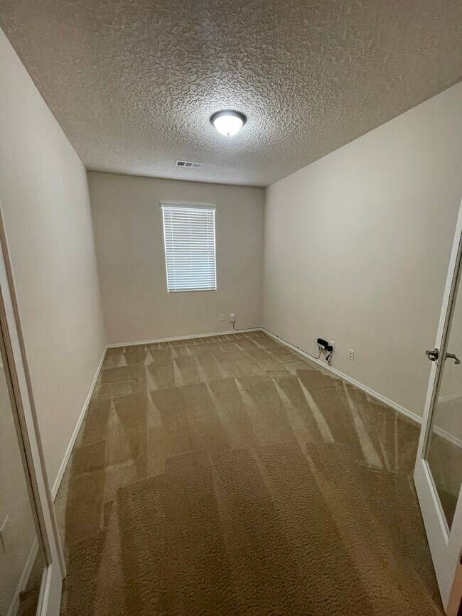 Building Photo - 2204 Delfinio Dr SE