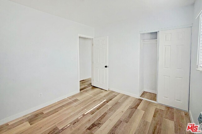 Building Photo - 877 W Wilson St