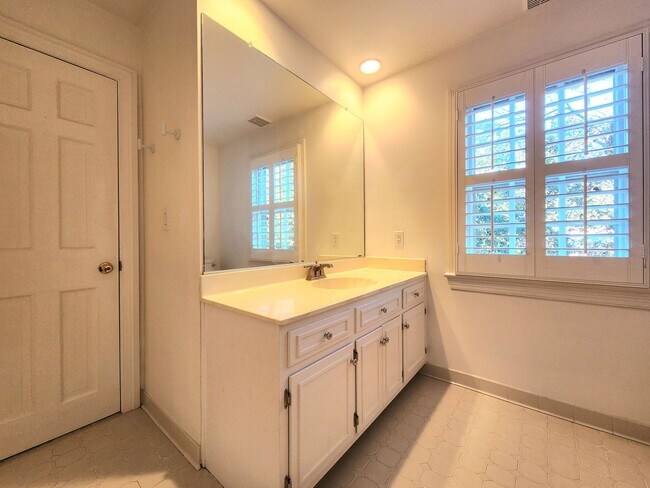 Building Photo - Sprawling Home in Bay Colony