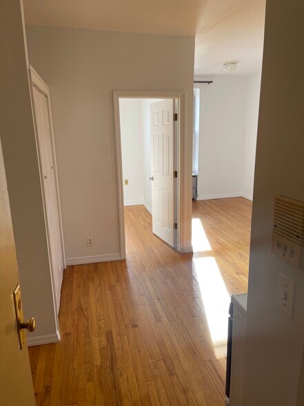 Building Photo - 16 Conselyea St