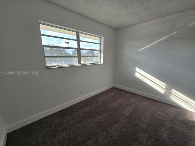 Building Photo - 609 S State Rd 7