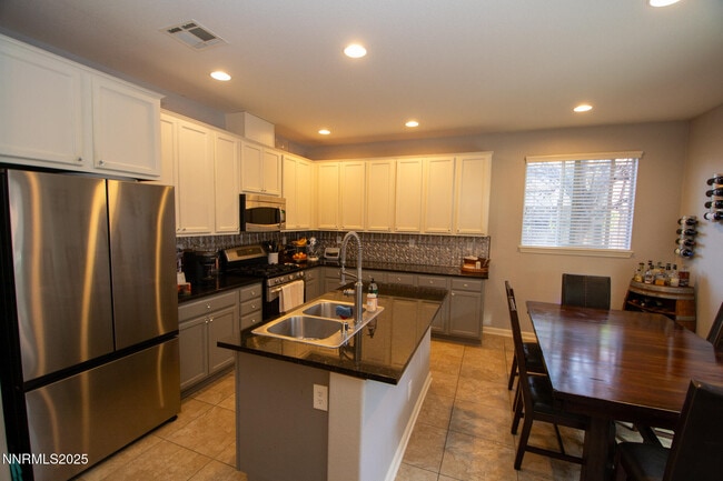 Building Photo - 1056 Crown View Dr