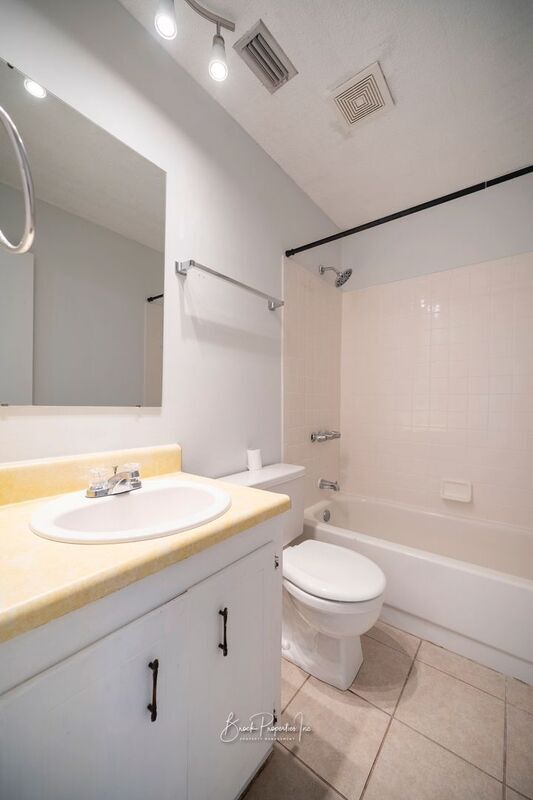Building Photo - 7811 Woodpointe Dr