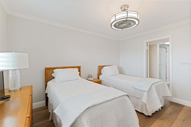 Building Photo - 1500 Park Beach Cir