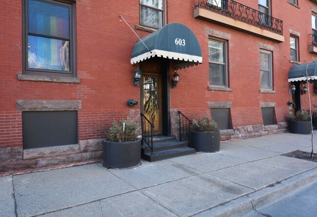 Building Photo - Beautiful Condo in Prime Minneapolis Locat...