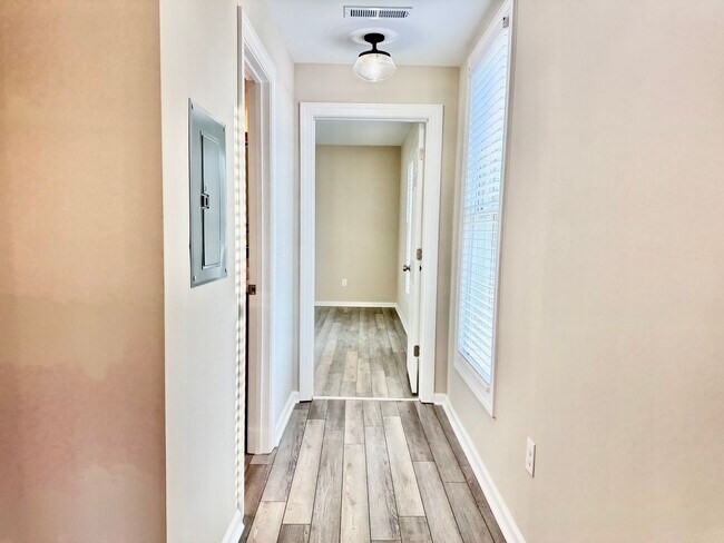 Building Photo - 218 College St