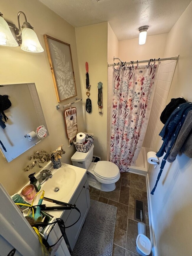 Building Photo - Spacious 3 Bed 2.5 Bath in Henrico/West End