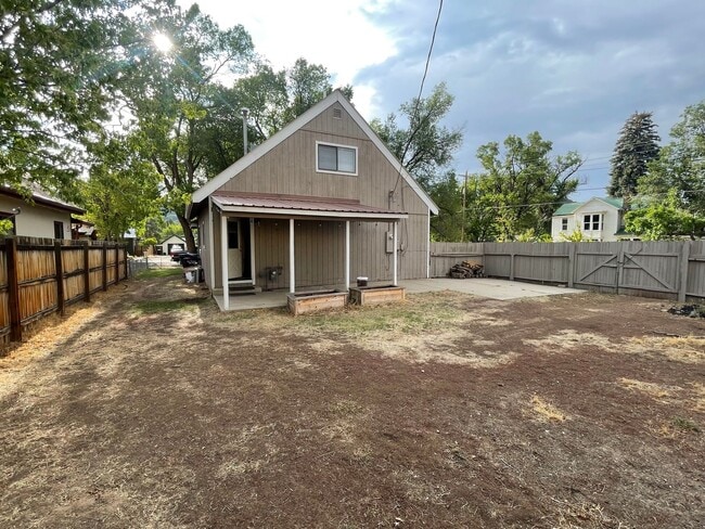 Building Photo - Charming Home Close to Downtown and Schools