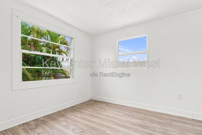 Building Photo - 1220 N 16th Ct