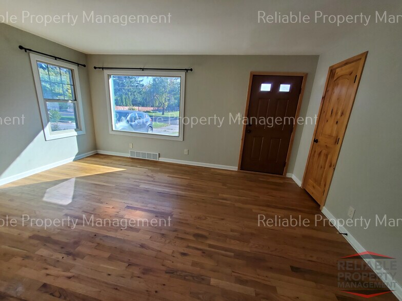 Building Photo - 823 Saturn Ave