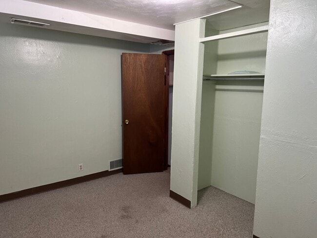 Building Photo - Amazing price amazing location 3+ bedroom ...