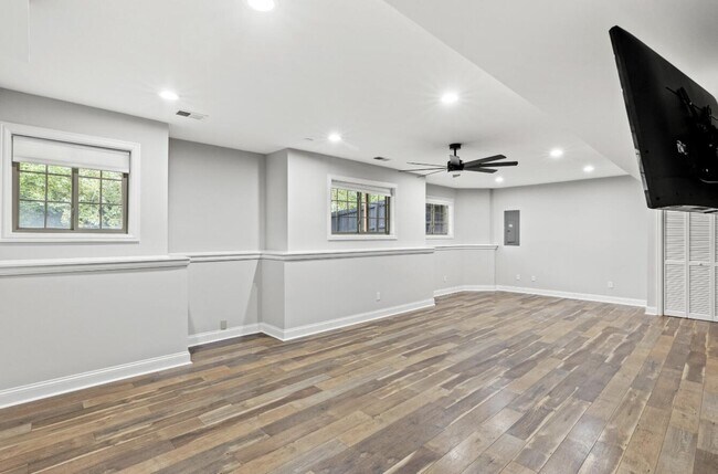 Building Photo - 2505 Eastway Dr