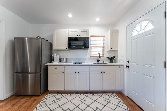 Building Photo - Unfurnished 1 bed/1 bath PET FRIENDLY - walk to beach, grocery, park