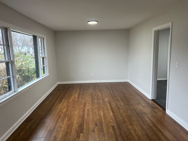 Building Photo - Newly renovated 3bed 1bath for rent!