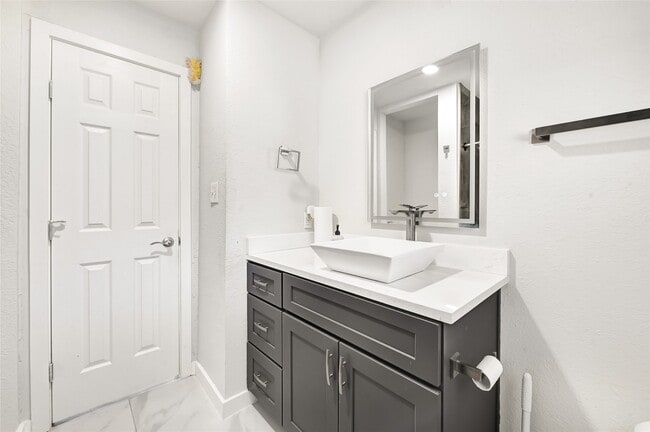 Building Photo - 22406 Fincastle Dr