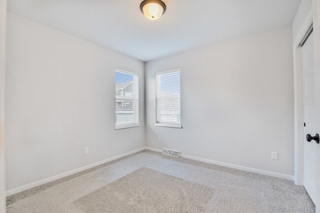 Building Photo - 671 Hillcrest Dr