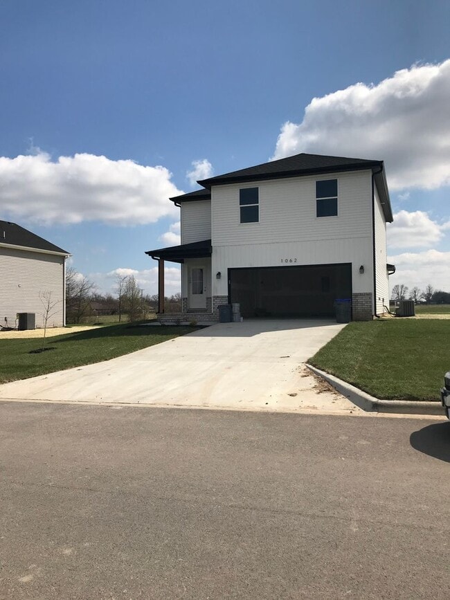 Building Photo - Executive Rental - 4 Bedroom 2 Baths
