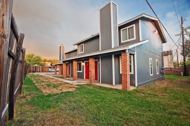 Building Photo - 8401 Colony Loop Dr