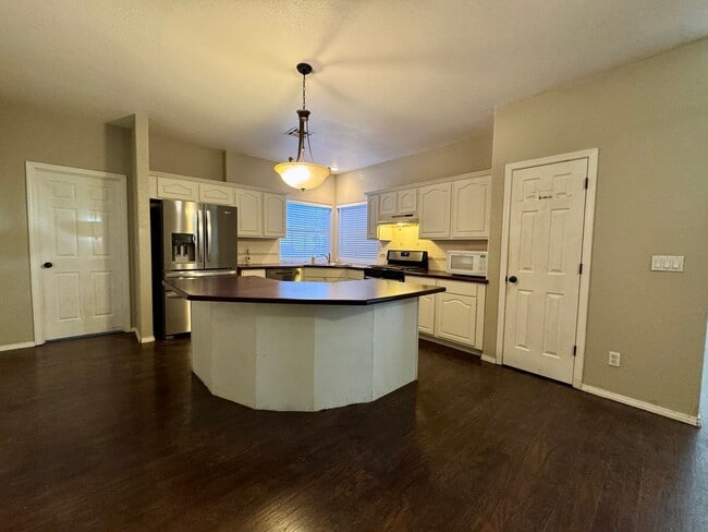 Building Photo - Beautiful golf course retreat