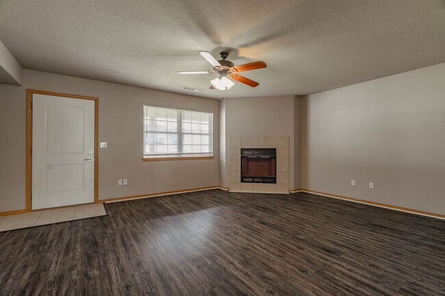 Building Photo - 4 Bedroom 2.5 Bath Townhome near UofA!  Fenced yard coming soon!!