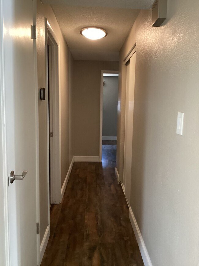 Building Photo - NEW ON THE MARKET - SPPACIOUS 3 BEDROOM, 2...