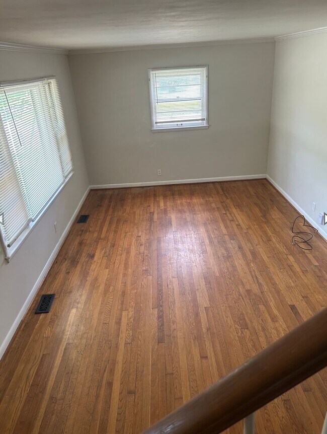 Building Photo - AVAILABLE MID-JUNE!