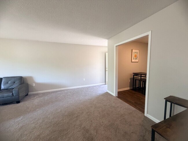 Building Photo - 5516 Lakeshore Dr