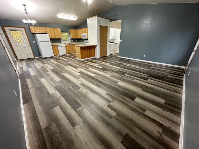 Building Photo - 2 bd, 2 bath, 2 car garage home in North Pole!