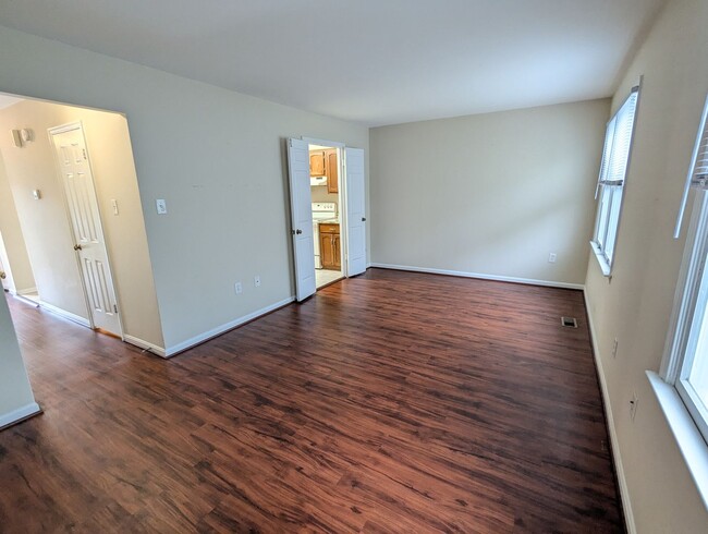 Building Photo - Beautifully maintained townhouse in Freder...