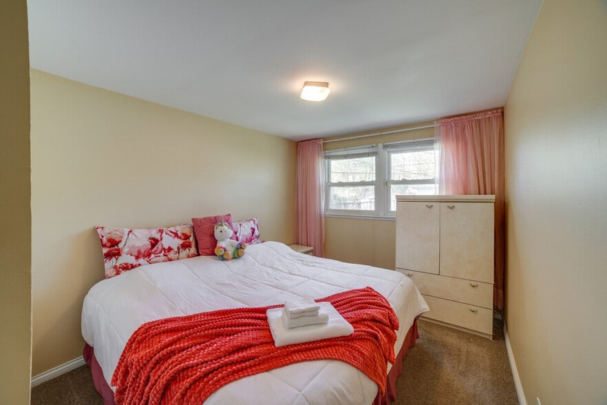 Building Photo - 544 E 92nd Pl