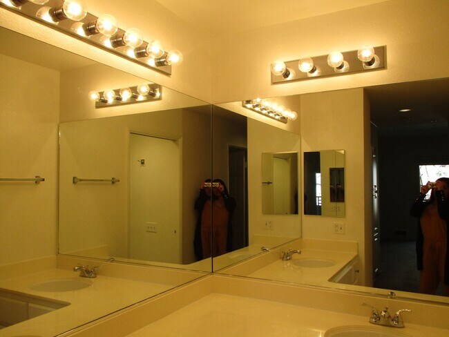 Building Photo - Stunning 2-Bed, 2-Bath